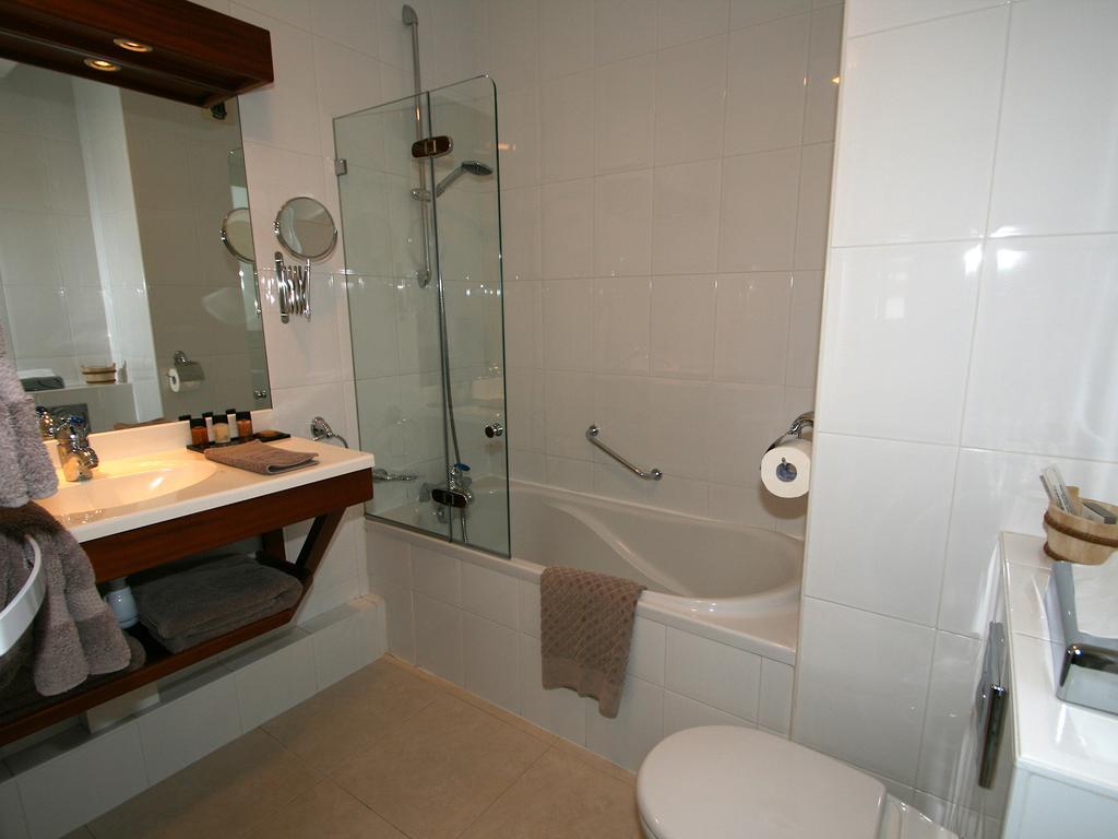 Hotel Les Almadies - Coeur De Ville Saint-Jean-de-Luz Δωμάτιο φωτογραφία