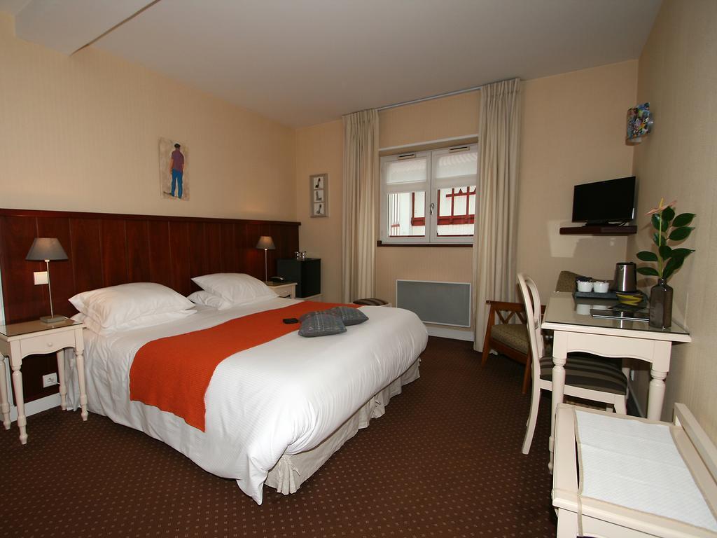 Hotel Les Almadies - Coeur De Ville Saint-Jean-de-Luz Δωμάτιο φωτογραφία
