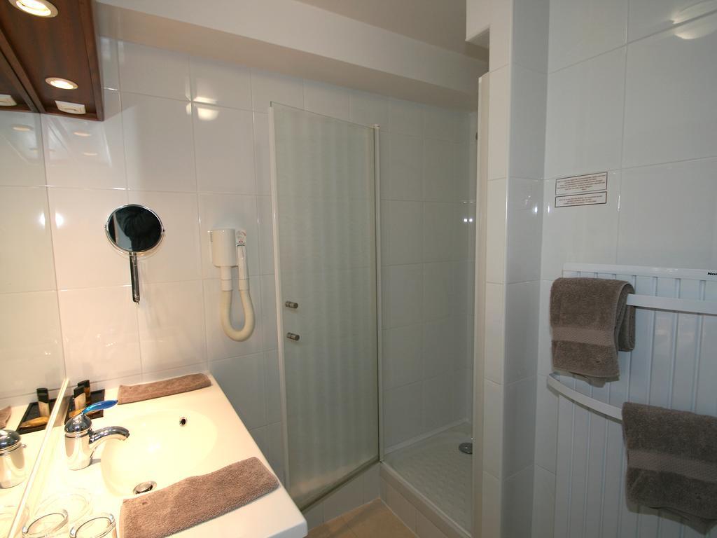 Hotel Les Almadies - Coeur De Ville Saint-Jean-de-Luz Δωμάτιο φωτογραφία